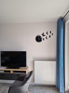Televízia a/alebo spoločenská miestnosť v ubytovaní Apartamenty Morze on Sea