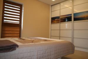سرير أو أسرّة في غرفة في Apartament Porta Mare 122