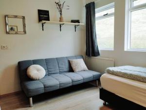 Uma cama ou camas num quarto em Bergistangi Guest House
