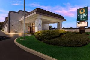 un edificio con una señal delante de él en Quality Inn South Bend near Notre Dame, en South Bend