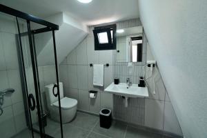 La petite salle de bains est pourvue de toilettes et d'un lavabo. dans l'établissement Adore Datca Beach House, à Döşeme