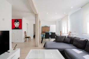 a living room with a couch and a table at Apartamento exclusivo en Tetuan con Parking opcional in Madrid