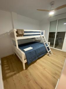 Etagenbett in einem Zimmer mit Holzboden in der Unterkunft Vistalmar in San Juan de Alicante