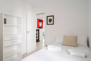 a white bedroom with a bed and a closet at Apartamento exclusivo en Tetuan con Parking opcional in Madrid