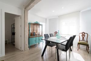 a dining room with a table and chairs at Apartamento exclusivo en Tetuan con Parking opcional in Madrid