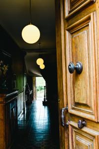 een open deur naar een hal met een hallwayngthngthngthngthngthngth bij La Souche Chambres et Table d'Hôtes in Saint-Chinian