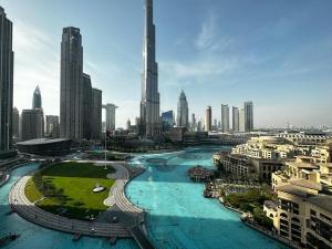 vistas a una ciudad con río y edificios en Durrani Homes - Grand 5BR besides Burj khalifa and Fountain view en Dubái