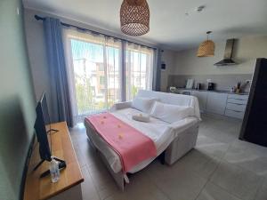 een slaapkamer met een groot bed en een keuken bij Bois Mapou Self Catering Apartments Unit 201 in Rivière Noire