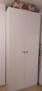 um armário branco num canto de um quarto em Edf. Albaida I, 5º H em Nerja