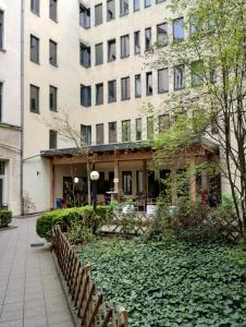 Um jardim em acama Hotel & Hostel Kreuzberg