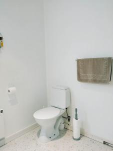 Uma casa de banho em Bergistangi Guest House