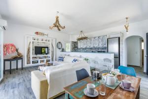 ein Wohnzimmer mit Sofa und Tisch in der Unterkunft Skopelos Home in Skopelos
