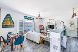 ein Schlafzimmer mit einem Bett und einem Tisch und Stühlen in der Unterkunft Skopelos Home in Skopelos