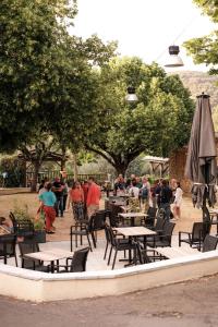 Slow Village Anduze - Cévennes餐厅或其他用餐的地方