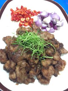 um prato de alimentos com carne e legumes sobre ele em นิทานคำกลอน 2 Nithankumkon 2 em Amphawa