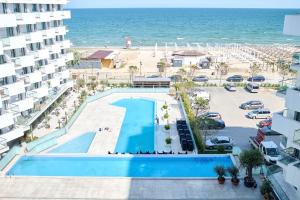 Una vista aérea de una piscina junto a una playa. en Magic Studio in Infinity Beach Resort Pool & Parking, en Mamaia