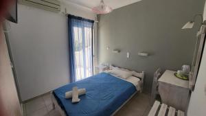 pokój z łóżkiem z krzyżem w obiekcie Atlas Pension w mieście Karterados +37 zdjęć