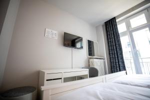 Una televisión o centro de entretenimiento en Hotel Bristol