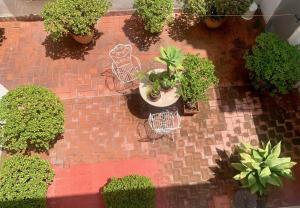 an overhead view of a patio with chairs and plants at Apartamento Cambrils Centro in Cambrils