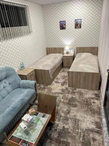 uma sala de estar com duas camas e um sofá em BEST ROOM 4 em Yerevan