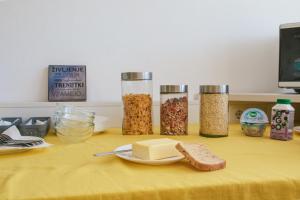 uma mesa com frascos de comida e um prato de queijo em TEJ HOSTEL em Ljubljana