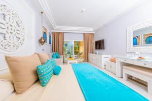 ein Wohnzimmer mit einem Sofa und einem blauen Teppich in der Unterkunft Grand Palace - Adults only 18 years plus in Hurghada