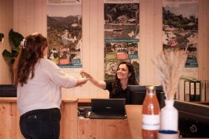 INSPIRE Villages - Anduze في Corbés: سيدتان واقفتان على منضدة في غرفة