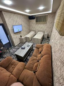 uma sala de estar com um sofá e uma televisão de ecrã plano em BEST ROOM 4 em Yerevan