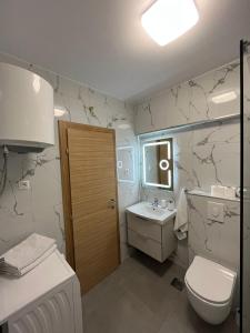 Ένα μπάνιο στο Apartman KING