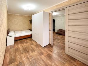 una piccola camera con letto e armadio di "Domino" 4 Apartments a Charkiv