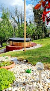 Vonkajšia záhrada v ubytovaní Kuća za odmor Malia sa Spa Hot Tub Jacuzzijem - Nice and Cozy - Free tickets to all City attractions