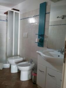 Domus GeA في سبرلونغا: حمام مع مرحاض ومغسلة ومرآة