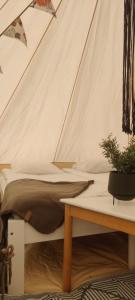 a bedroom with a bed in a tent at Luksustelttailua Saimaan Pistohiekalla in Puumala
