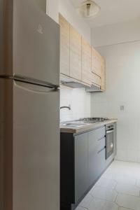 Il comprend une cuisine équipée d'un réfrigérateur en acier inoxydable et d'une cuisinière. dans l'établissement Casa Vacanze Iris (Baia Verde), à Baia Verde
