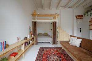 sala de estar con sofá y cama en Loft Apartment, en Ivano-Frankivsk