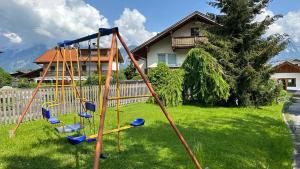 eine Schaukel in einem Hof vor einem Haus in der Unterkunft Apartments FEICHTNER / Tulfes / Tirol in Tulfes