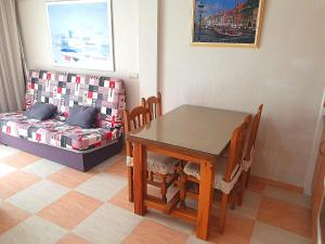 ein Esszimmer mit einem Tisch und einem Sofa in der Unterkunft One bedroom in Benidorm Playmon Park in Benidorm