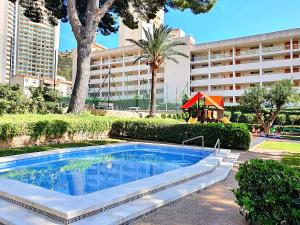 Bazén v ubytování Apartamento un dormitorio en Benidorm nebo v jeho okolí