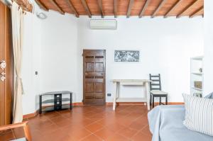 ein Wohnzimmer mit einem Sofa und einem Tisch in der Unterkunft Settignano Quiet Apartment with Private Parking in Settignano