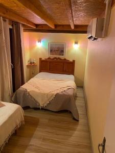 een kleine slaapkamer met een bed in een kamer bij GITE A LA FERME in Montesquieu-Avantès
