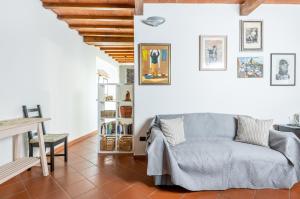 ein Wohnzimmer mit einem Sofa und einem Tisch in der Unterkunft Settignano Quiet Apartment with Private Parking in Settignano