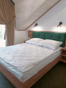 A bed or beds in a room at Apartamenty Polańczyk