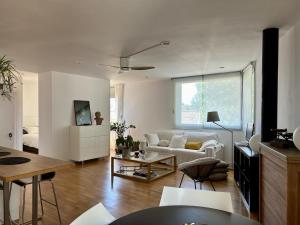 Ruang duduk di Loft Bouquet Alella mar y montaña 25 min a BCN