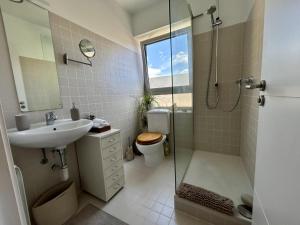 Bilik mandi di Loft Bouquet Alella mar y montaña 25 min a BCN