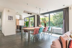 a kitchen and dining room with a table and chairs at Villa Modern Bergen in Bergen