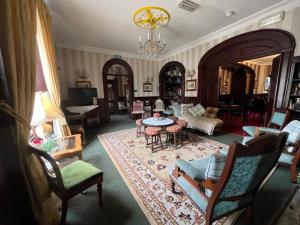 德比的住宿－格魯吉亞別墅酒店，客厅配有家具和吊灯。