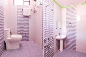 een badkamer met een toilet en een wastafel bij FabHotel Prime Wonder World Resort in Dharamshala