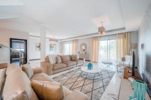 een woonkamer met een bank en een tafel bij Villa Vacuna by Amazing Madeira in Funchal