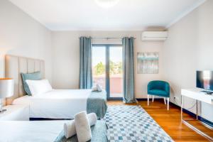 een hotelkamer met een bed en een raam bij Villa Vacuna by Amazing Madeira in Funchal +38 foto's