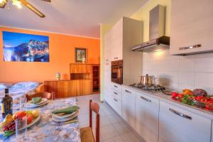 Kuchyň nebo kuchyňský kout v ubytování Peter - relax & 1 km from lake - Happy Rentals